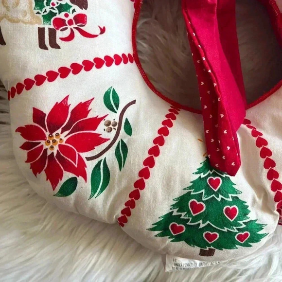 Vintage Christmas Fabric Wreath Pillow | Holiday Décor | Festive Cushion - Picture 6 of 7